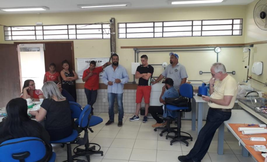 Cursistas do Profuncionário realizando aula prática