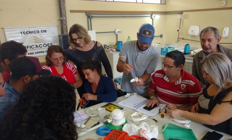 Cursistas do Profuncionário realizando aula prática