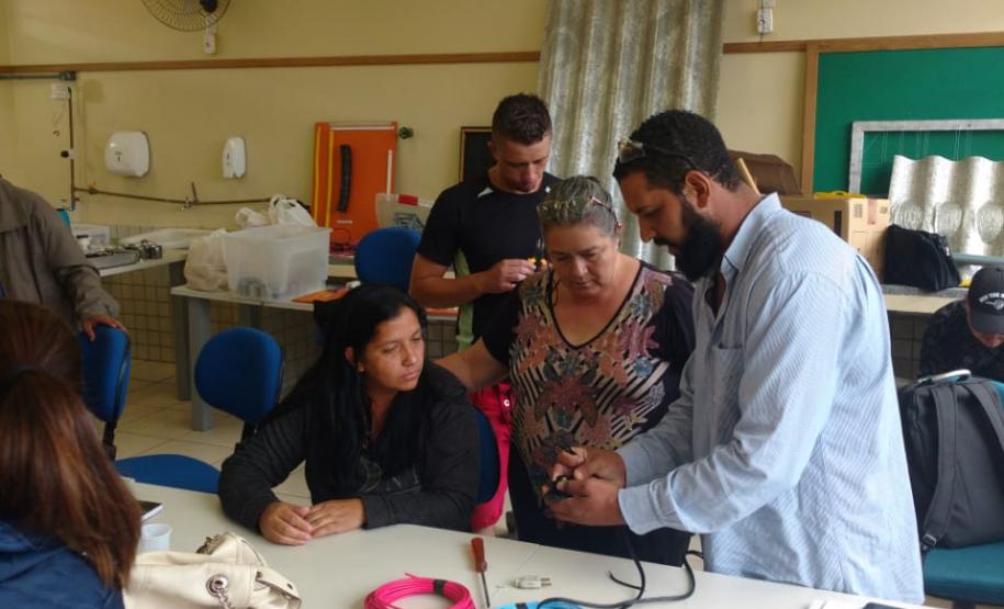 Cursistas do Profuncionário realizando aula prática