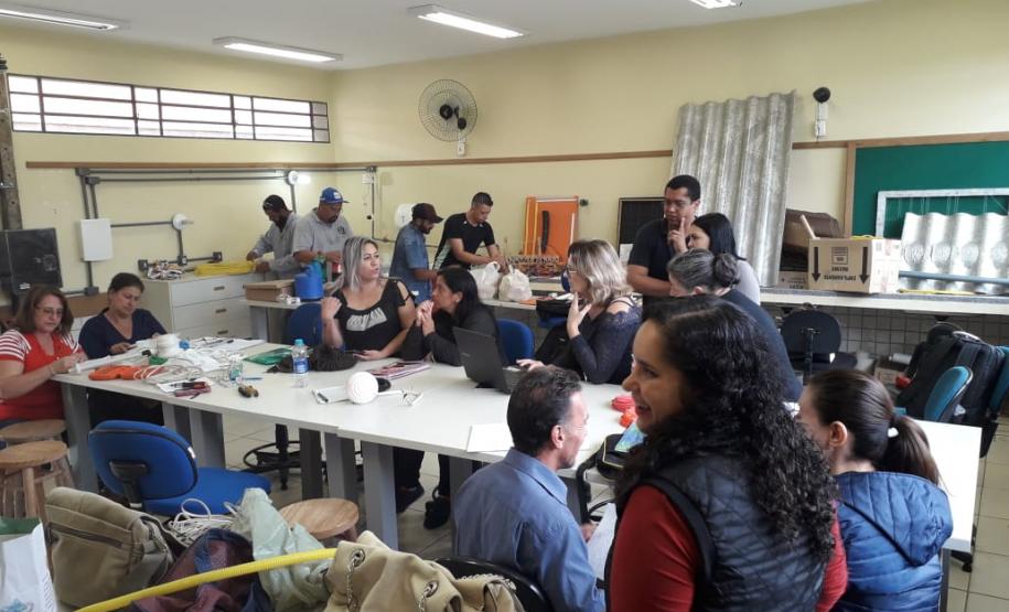 Cursistas do Profuncionário realizando aula prática