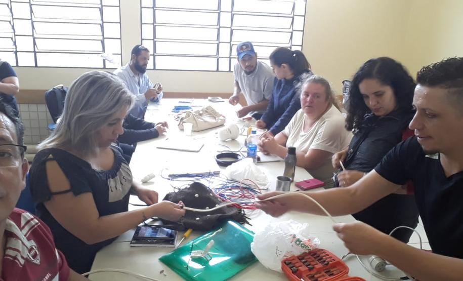 Cursistas do Profuncionário realizando aula prática