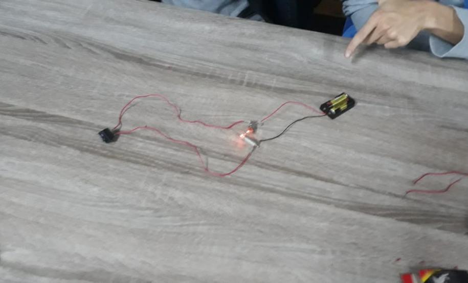 Alunos do CEEBJA Guarapuava realizando a oficina de eletricidade.