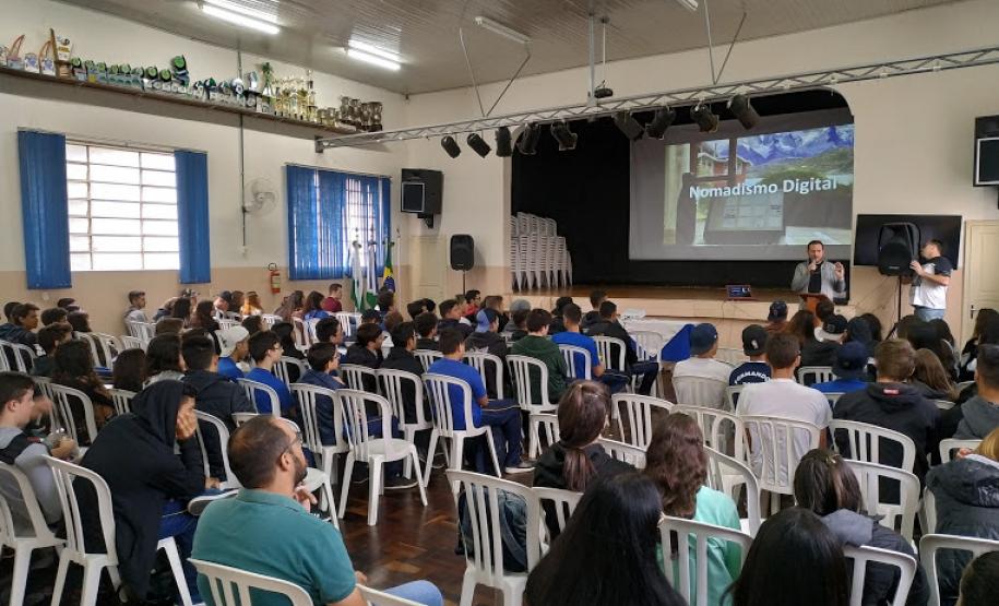 Palestra para o curso técnico de informática organizada em parceria com o curso técnico de secretariado do Colégio Estadual Francisco Carneiro Martins.