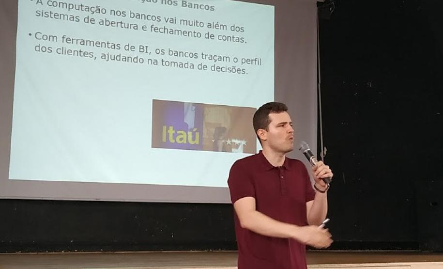 Palestra para o curso técnico de informática organizada em parceria com o curso técnico de secretariado do Colégio Estadual Francisco Carneiro Martins.
