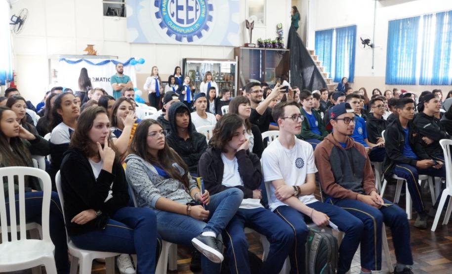 Palestra para o curso técnico de informática organizada em parceria com o curso técnico de secretariado do Colégio Estadual Francisco Carneiro Martins.
