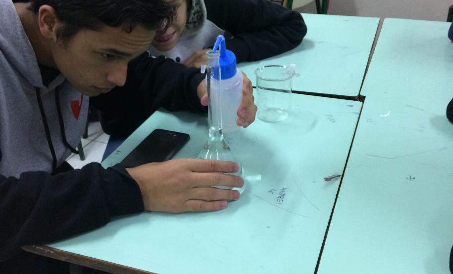 Aula prática sobre a medição de volume e formação de menisco.