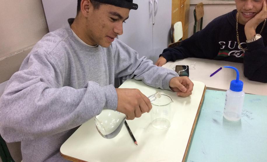 Aula prática sobre a medição de volume e formação de menisco.