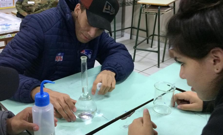 Aula prática sobre a medição de volume e formação de menisco.