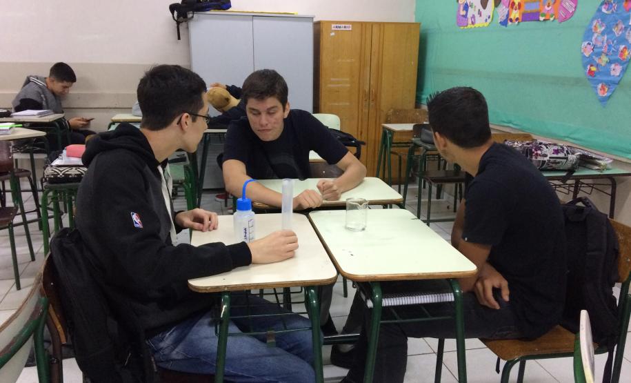 Aula prática sobre a medição de volume e formação de menisco.