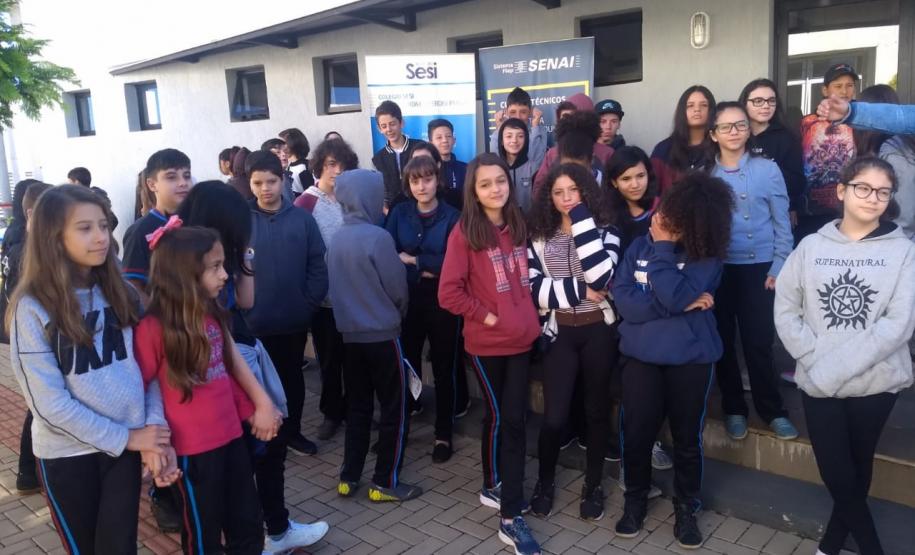 Alunos do Colégio Est. Prof. Amarílio em atividades no Sesi.