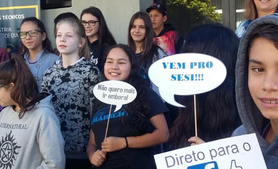 Alunos do Colégio Est. Prof. Amarílio em atividades no Sesi.