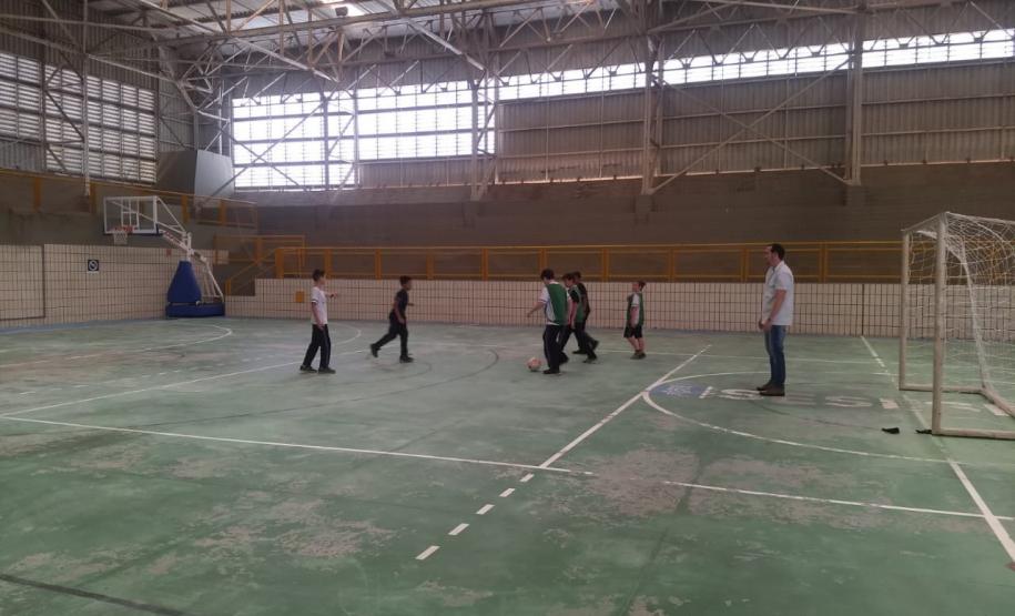 Alunos do Colégio Est. Prof. Amarílio em atividades no Sesi.