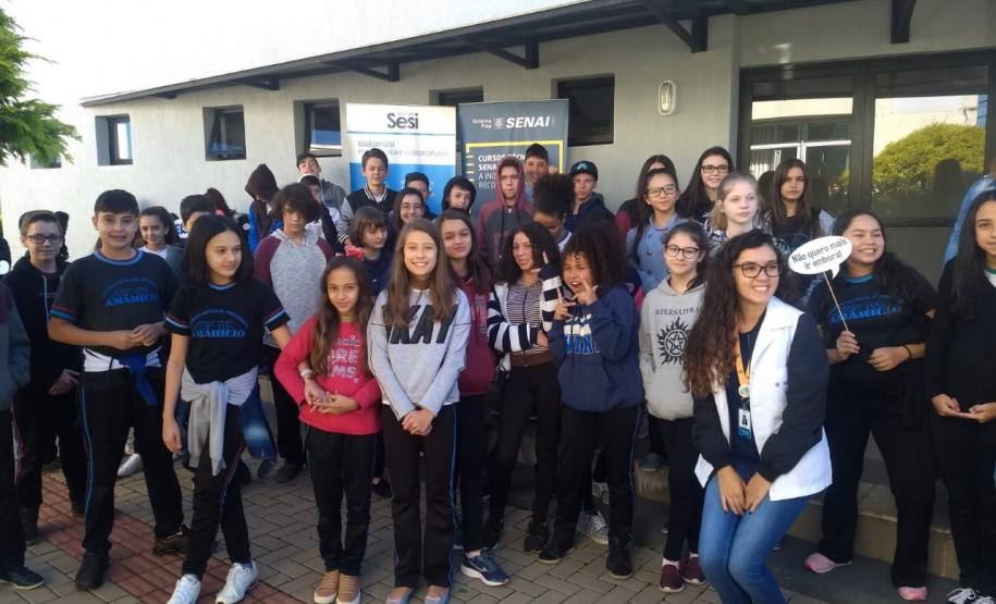 Alunos do Colégio Est. Prof. Amarílio em atividades no Sesi.