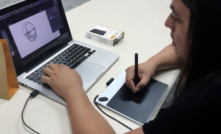 Alunos participam da IV SEMANA DE INFORMÁTICA, do Colégio Estadual Ana Vanda Bassara.