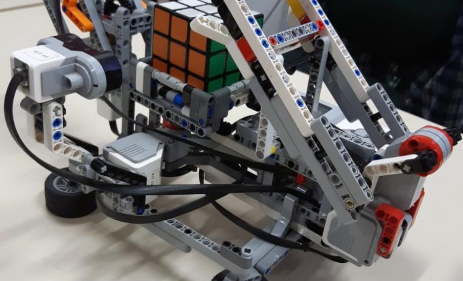 Alunos participam da IV SEMANA DE INFORMÁTICA, do Colégio Estadual Ana Vanda Bassara.