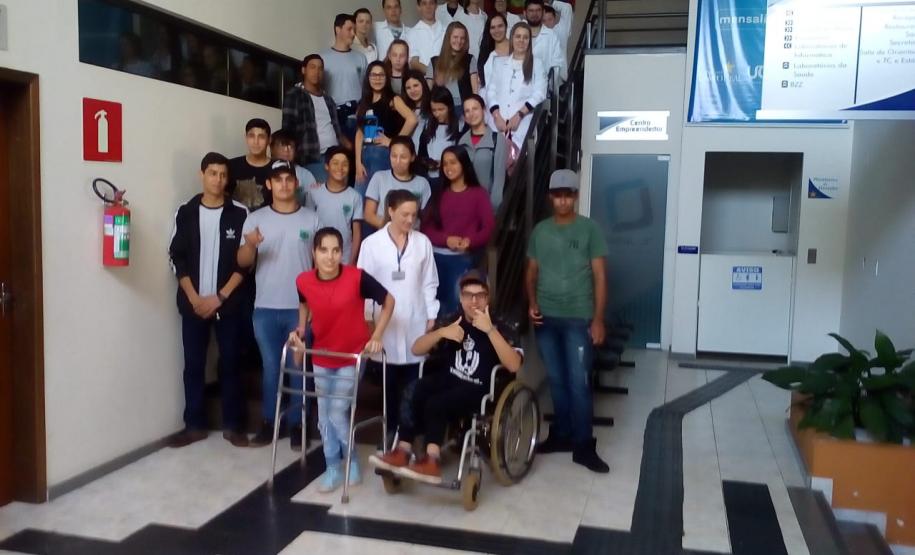 Alunos do Colégio Estadual do Campo de Lagoa Seca no Centro Universitário Campo Real.