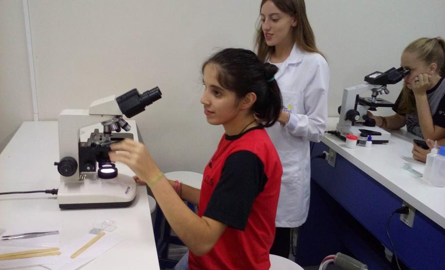 Alunos do Colégio Estadual do Campo de Lagoa Seca no Centro Universitário Campo Real.