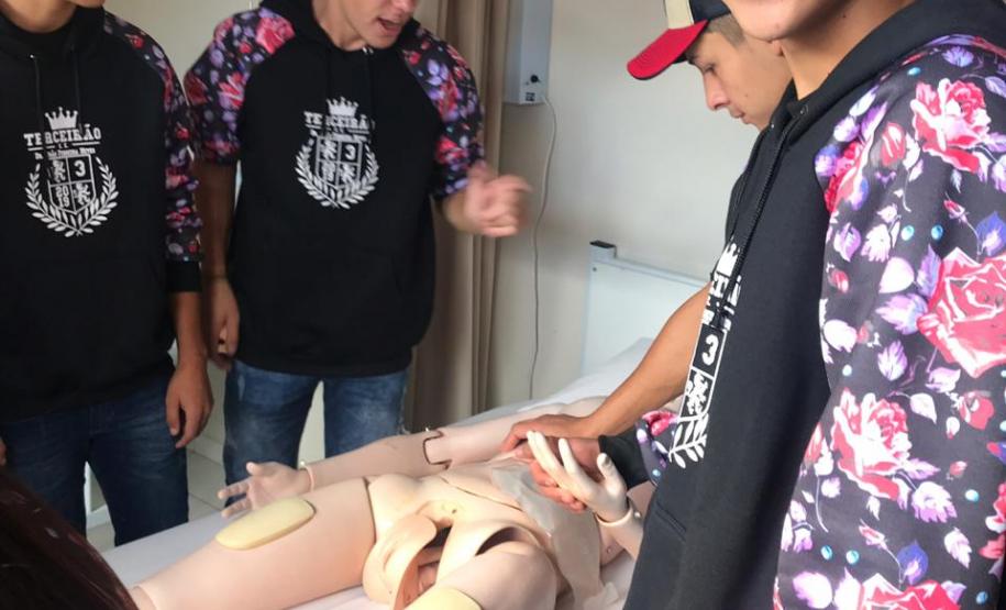 Alunos do Colégio Estadual João Ferreira Neves em aula prática, no Centro Universitário Campo Real.