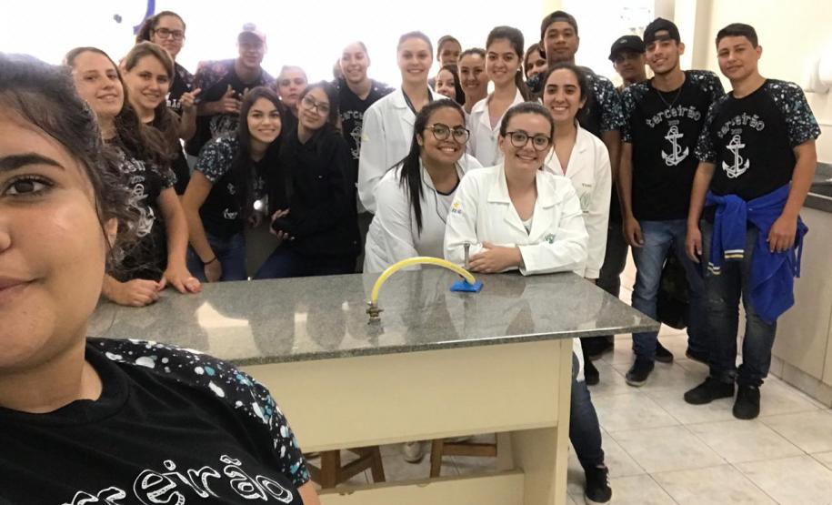 Alunos do Colégio Estadual João Ferreira Neves em aula prática, no Centro Universitário Campo Real.