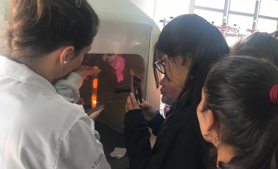 Alunos do Colégio Estadual João Ferreira Neves em aula prática, no Centro Universitário Campo Real.