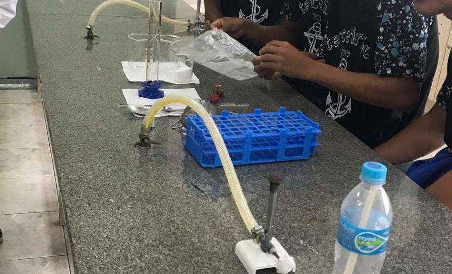 Alunos do Colégio Estadual João Ferreira Neves em aula prática, no Centro Universitário Campo Real.