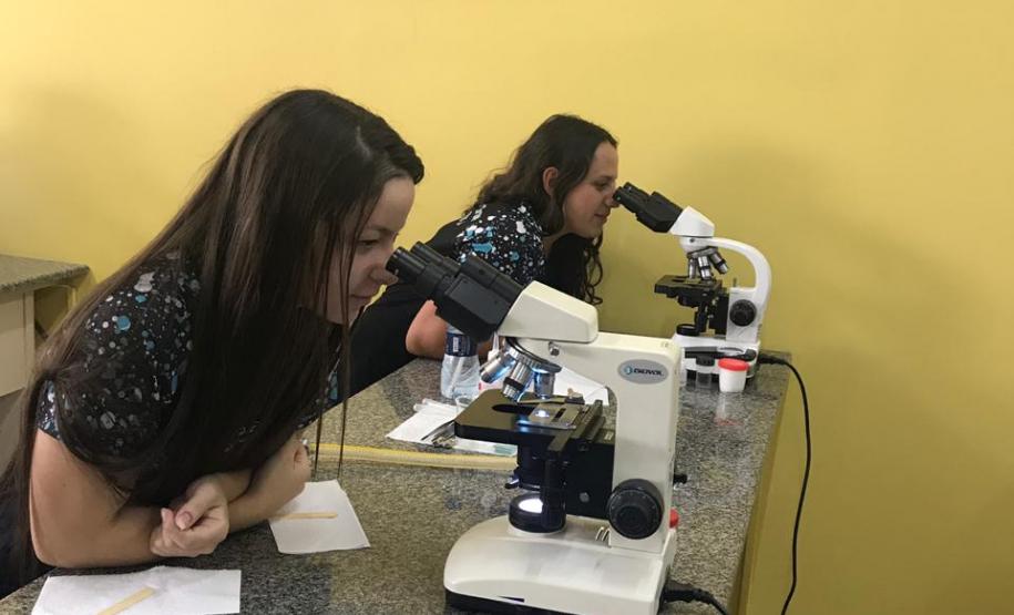 Alunos do Colégio Estadual João Ferreira Neves em aula prática, no Centro Universitário Campo Real.