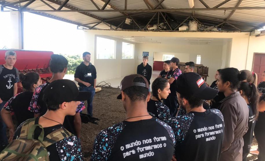 Alunos do Colégio Estadual João Ferreira Neves em aula prática, no Centro Universitário Campo Real.