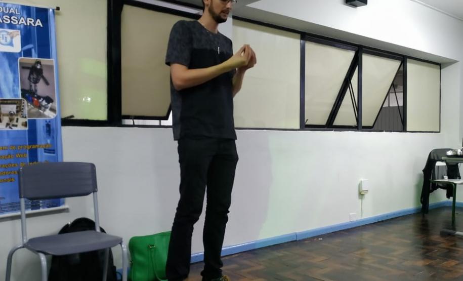 Apresentação dos cursos técnicos do Colégio Est. Ana Vanda Bassara no CEEBJA Guarapuava