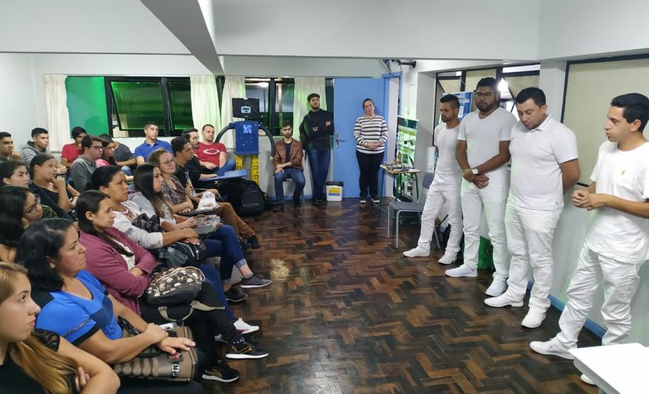 Apresentação dos cursos técnicos do Colégio Est. Ana Vanda Bassara no CEEBJA Guarapuava