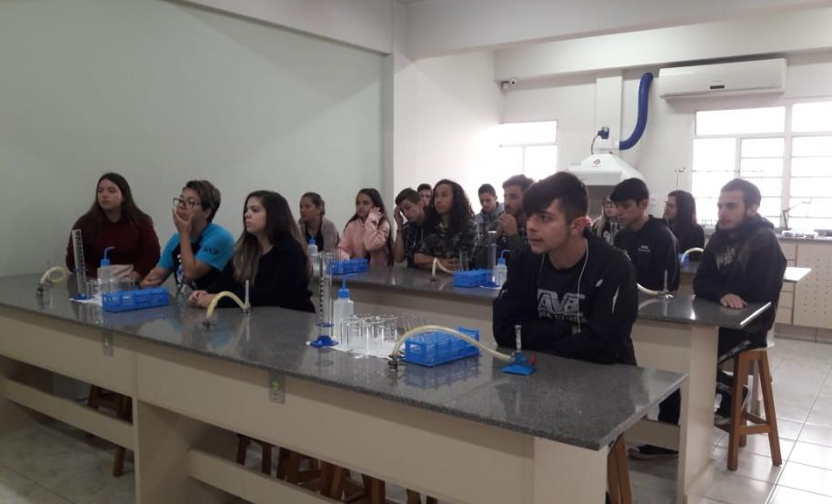 Alunos aprendendo na prática sobre o DNA