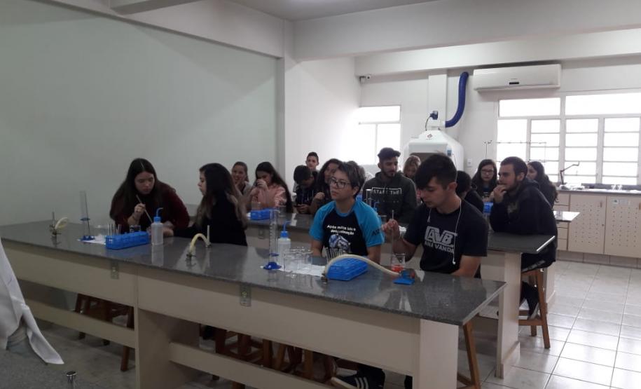 Alunos aprendendo na prática sobre o DNA