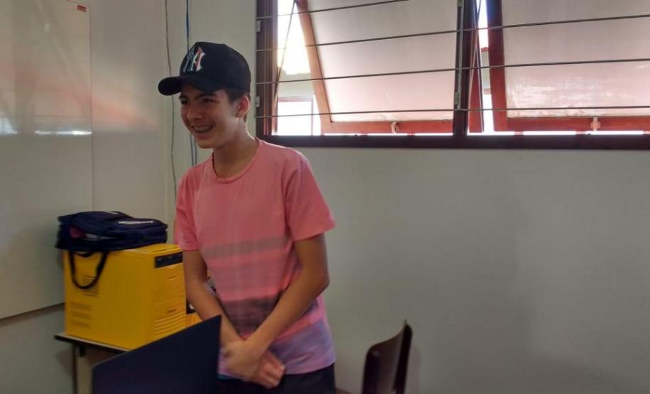 Alunos da Sala de Recursos trabalhando o gênero textual: Propaganda