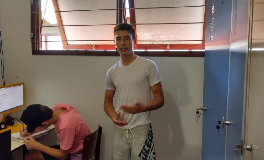 Alunos da Sala de Recursos trabalhando o gênero textual: Propaganda