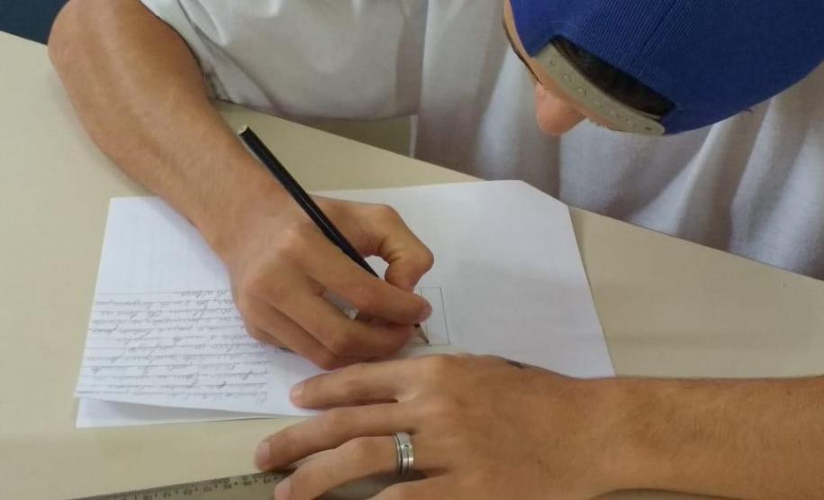 Alunos da Sala de Recursos trabalhando o gênero textual: Propaganda