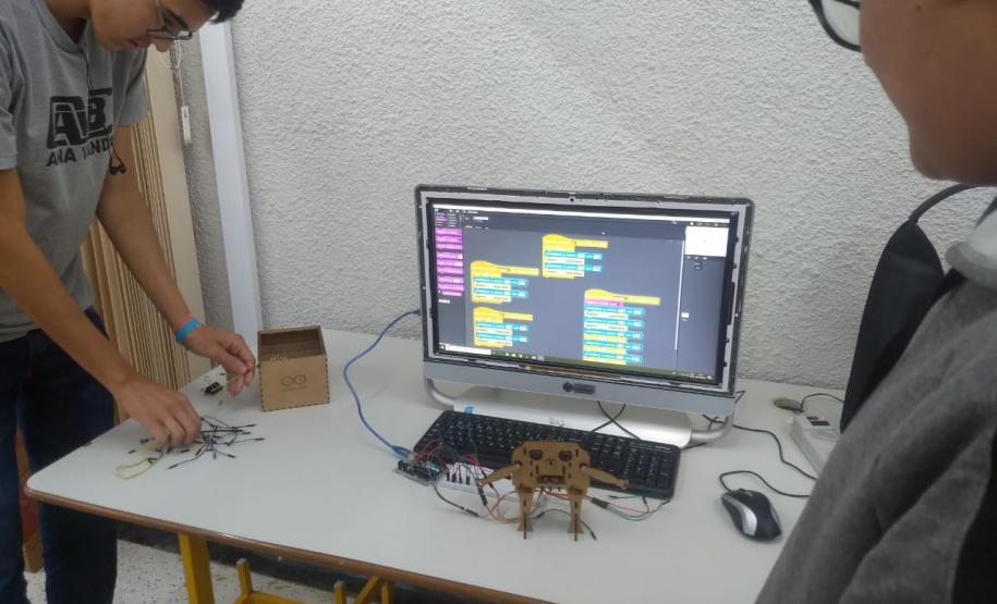 Alunos dos cursos Técnicos em Informática e Informática para Internet, participando das oficinas na SEED Lab.