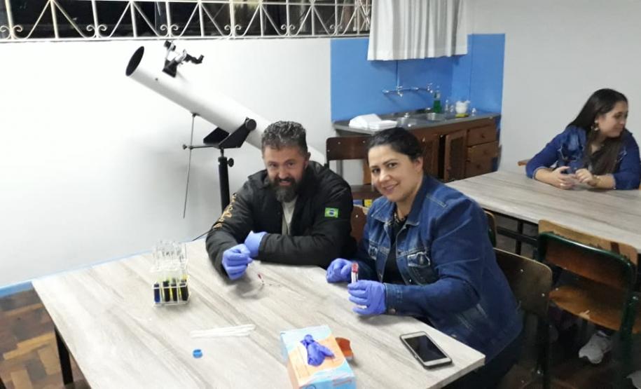 Alunos aprendem na prática como laboratórios realizam testes para determinação de fator Rh e sistema ABO