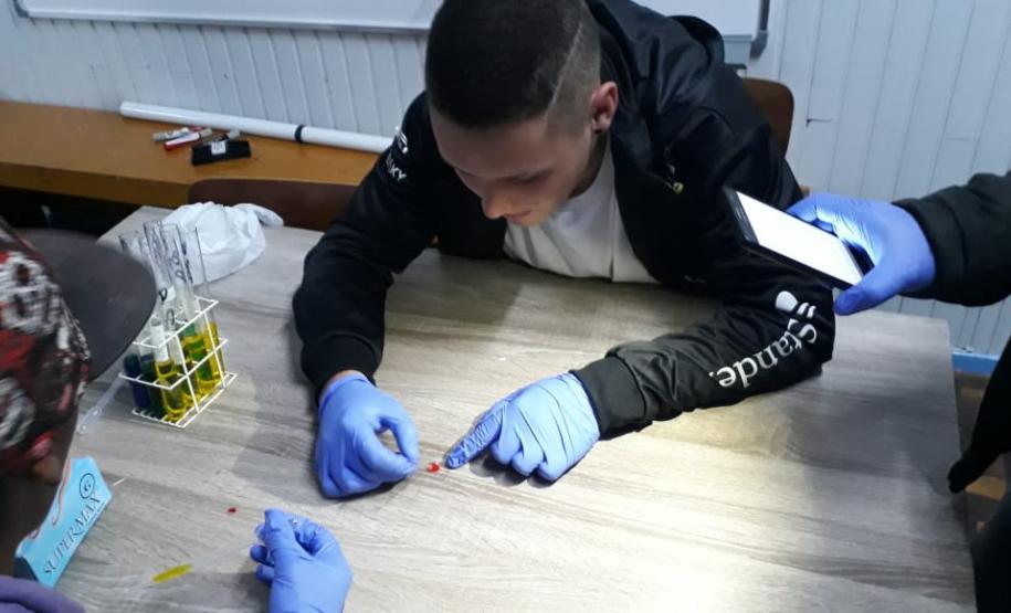 Alunos aprendem na prática como laboratórios realizam testes para determinação de fator Rh e sistema ABO