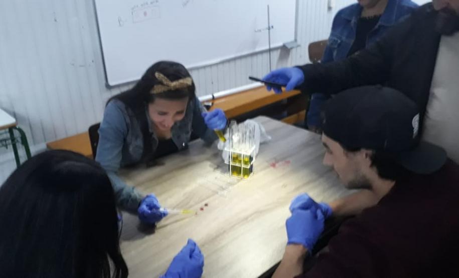 Alunos aprendem na prática como laboratórios realizam testes para determinação de fator Rh e sistema ABO