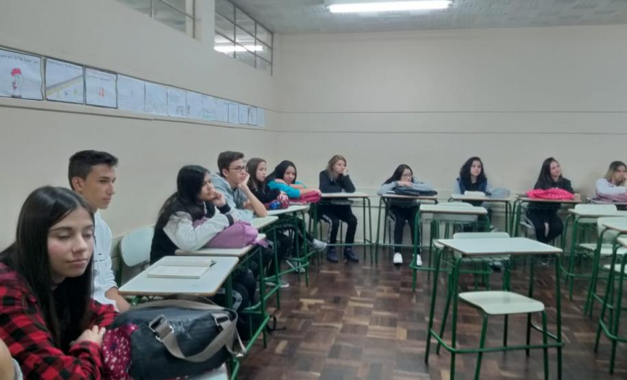 Alunos da 2ª Série A, em uma roda de conversa sobre obras literárias