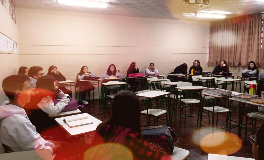 Alunos da 2ª Série A, em uma roda de conversa sobre obras literárias