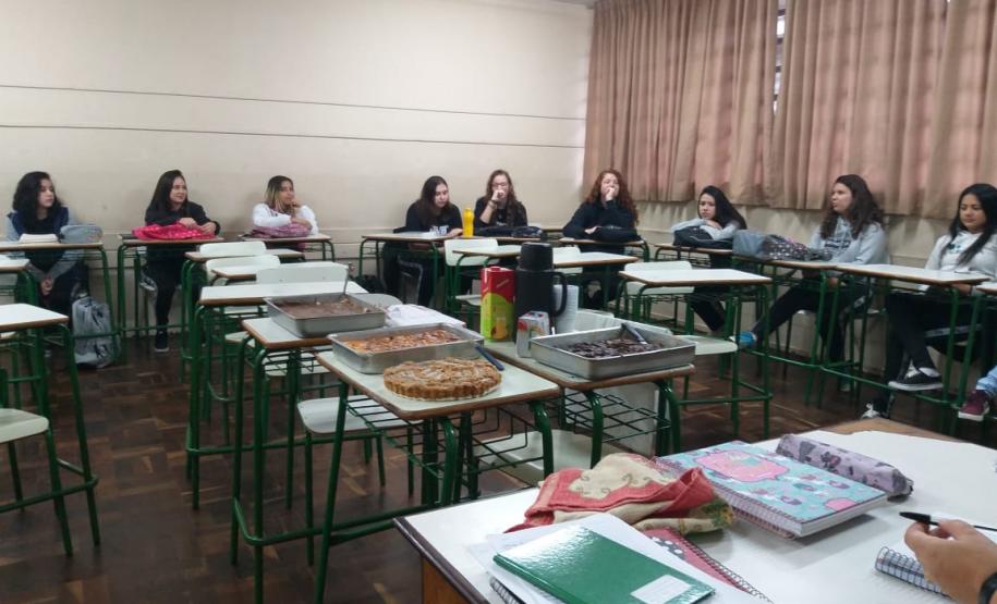 Alunos da 2ª Série A, em uma roda de conversa sobre obras literárias