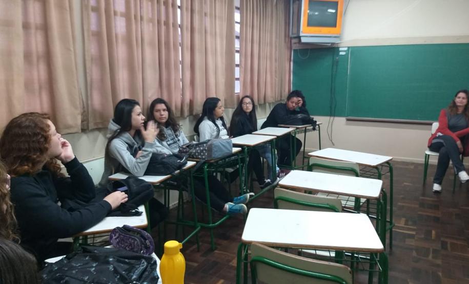 Alunos da 2ª Série A, em uma roda de conversa sobre obras literárias