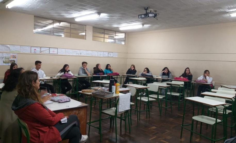 Alunos da 2ª Série A, em uma roda de conversa sobre obras literárias