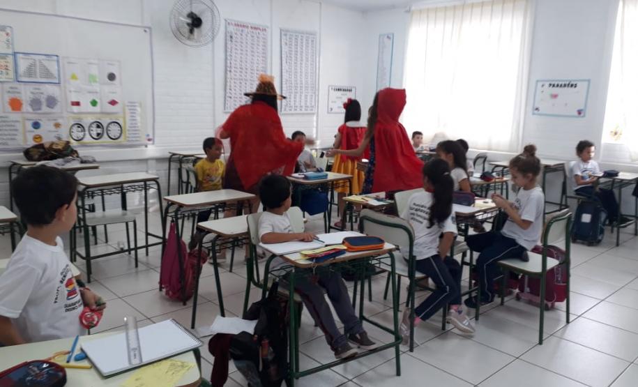 Alunos dos 7º Anos em uma “Releitura dos Contos de Fadas”.