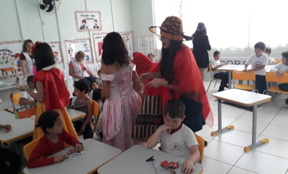 Alunos dos 7º Anos em uma “Releitura dos Contos de Fadas”.