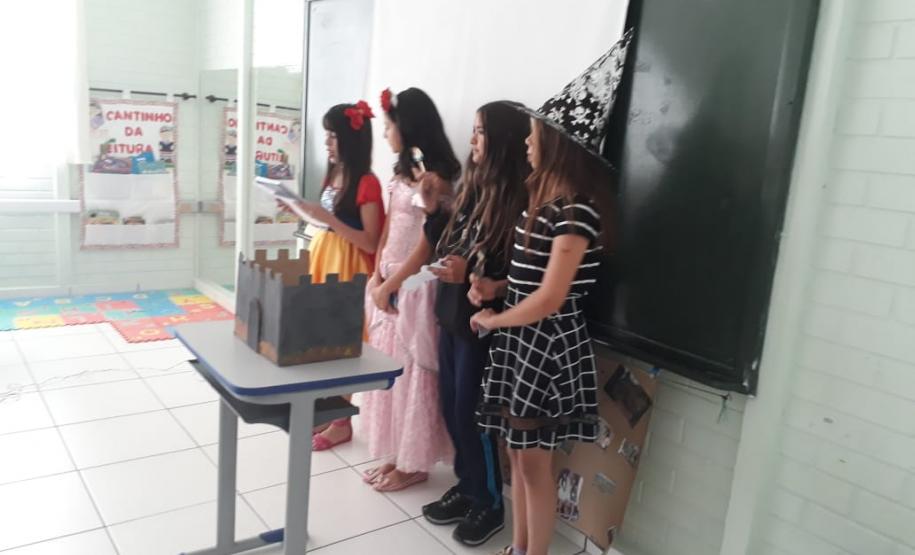 Alunos dos 7º Anos em uma “Releitura dos Contos de Fadas”.