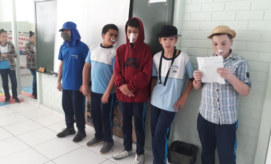 Alunos dos 7º Anos em uma “Releitura dos Contos de Fadas”.