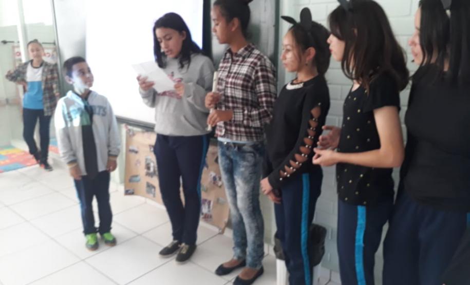 Alunos dos 7º Anos em uma “Releitura dos Contos de Fadas”.