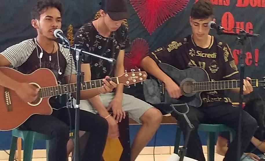 Colégio Estadual Profª Izabel rende homenagem às mães