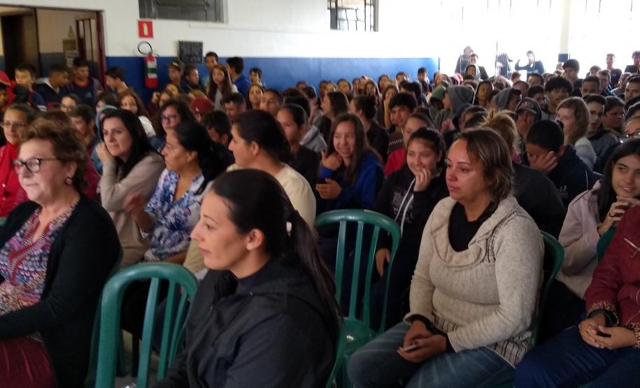 Colégio Estadual Profª Izabel rende homenagem às mães